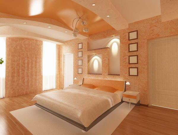 Un importante elemento di design - illuminazione decorativa, separa visivamente la stanza camere da letto su alcune aree