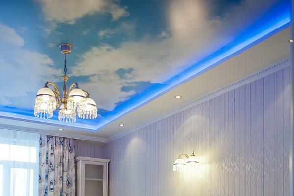 Bir desenle Asma tavan dramatik oda dönüştürebilir.Örneğin, mavi gökyüzünün motifi düşük tesislerinde için mükemmel
