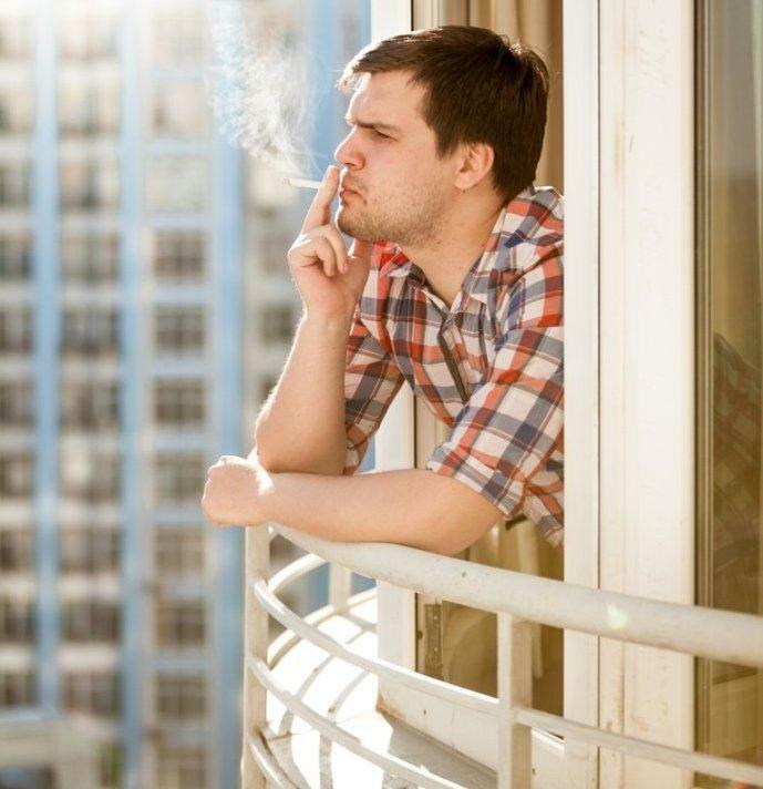Mogu li pušiti na balkonu svog stana: Pušenje i zakonom, sa susjedima što učiniti, to je zabranjeno u zgradi