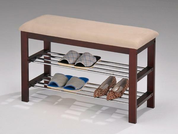 Vynikající možností je zakoupit lavičku, která poskytuje prostor pro pantofle