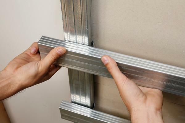 Ein großer Vorteil rustovyh Profile für Gipsplatten ist, dass sie sowohl in vertikaler und horizontaler Position verwendet werden kann,