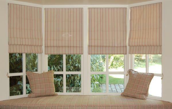 You can easily familiarize yourself with various variants of Roman curtains on the Internet or in shops