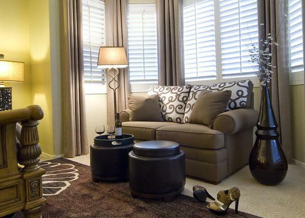 Uno de los principales accesorios de estilo modernista están jarrones de suelo en la sala de estar