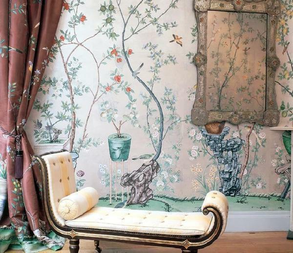 Wallpaper az empire stílusú klasszikus rajz vagy díszítésére, és gyengéd ágynemű hangok hangsúlyozzák a gazdag a belső dekoráció a szobában