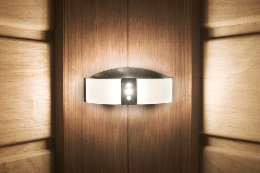 Per l'illuminazione nel bagno turco, puoi utilizzare lampade alogene, LED o a fibre ottiche