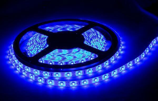 LED strip used as incandescent lighting creates the illusion of scattered light in the room