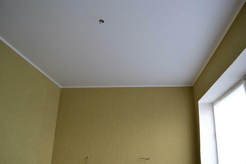 Použitie matných stropov použiteľná pre všetky bytové domy a priemyselné stavby