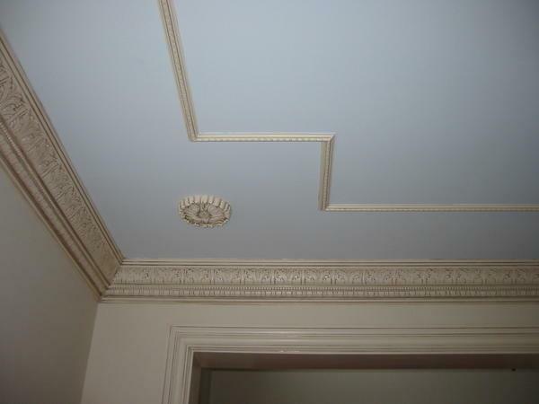 Moldings on the ceiling will look great, complementing the overall design of your apartment