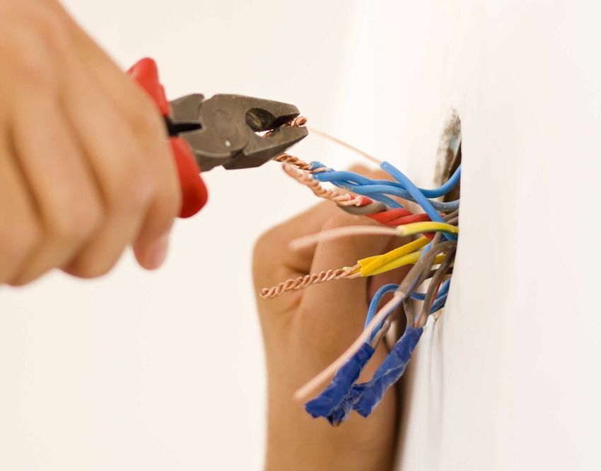 It is very important to check before connecting the PMM that the wiring is in good technical condition.