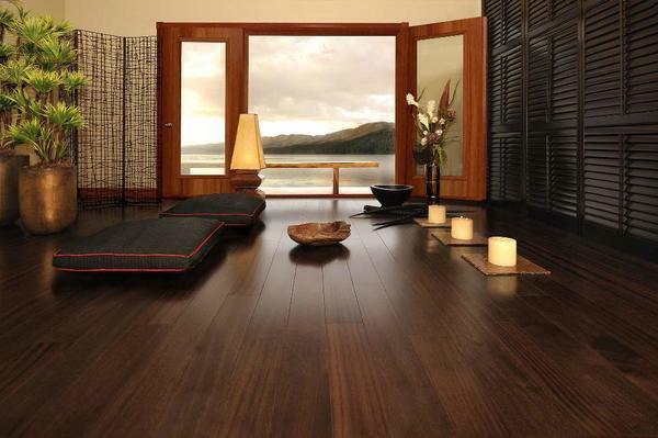 bois naturel est idéal pour les planchers, il remplit la pièce avec chaleur et crée une bonne humeur