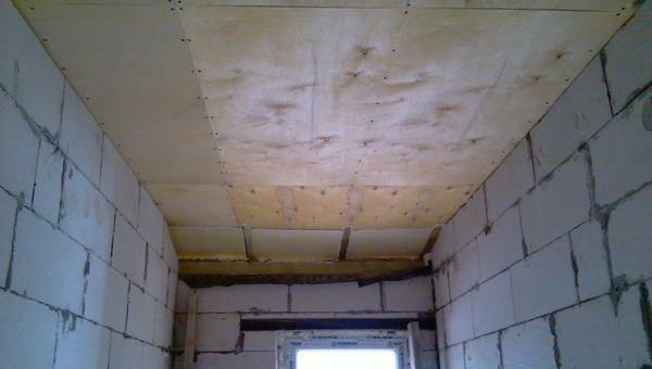 Finalizando o teto na garagem pode ser feito usando a madeira compensada, antes que limpar o teto e eliminando irregularidades