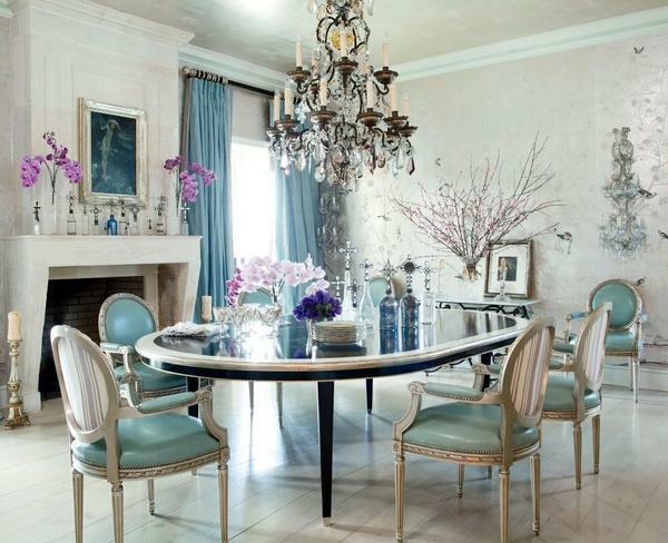 Menciptakan suasana romantis di kamar akan membantu untuk lilac, violet atau lavender