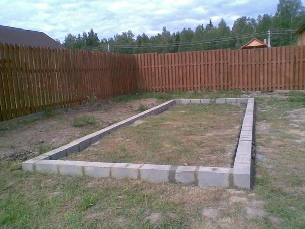 The foundation for the greenhouse of the blocks is simple to lay and is resistant to environmental influences