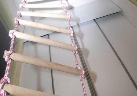 The rope ladder has excellent performance properties, so it can be used to perform many tasks