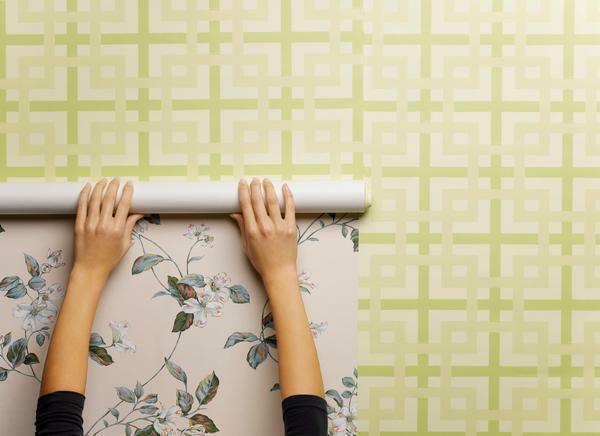 Pelula auto-adesiva pode ser colado tanto sobre a superfície limpa das paredes, e o papel de parede já colada
