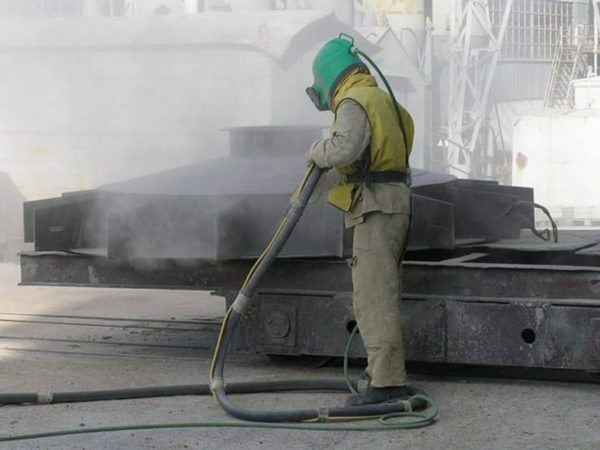 Arbeta kraftfulla industrianläggningar tvingar operatörerna att bära skyddsdräkter och masker