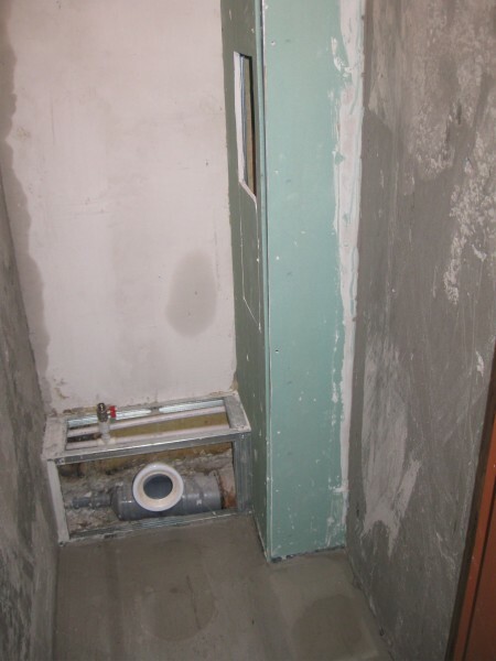 V skrajnih primerih lahko cev se skriva v škatli z dvižnimi vrati za dostop do ventilov.