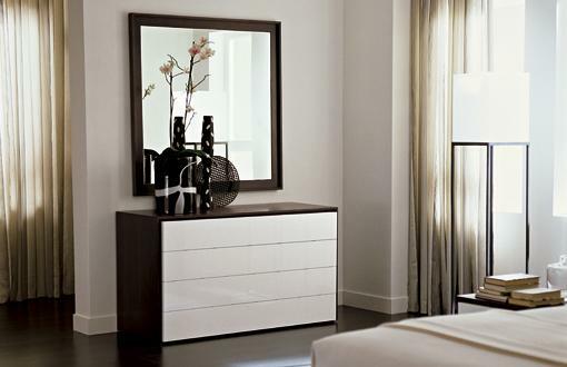 The chest of drawers in the bedroom is a very practical and much needed interior