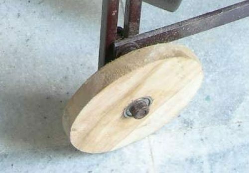 Ako je prikladno par tri kotača u Vašem kućanstvu ne postoji, oni mogu biti od drva, a imajući svoje, kao što je prikazano na slici