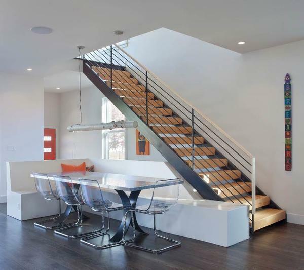 Stepenice za potkrovlje, možete instalirati svoje ruke, glavna stvar - da misle unaprijed svom dizajnu i mjesto, gdje će biti postavljena