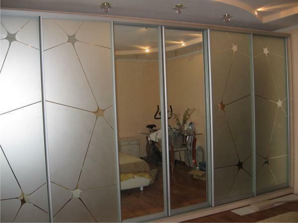 Installing a mirror on the front of the dressing room, you will not only visually expand the room, but also get a practical thing