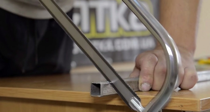 Para trabalhar com uma serra manual para metal, você não precisa de habilidades e habilidades especiais