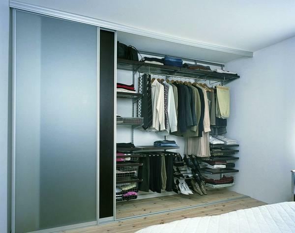 Als de kamer is gemaakt in de stijl van hi-tech, dan is een uitstekende optie voor de scheiding van een kleedkamer en de kamer is het gebruik van schuifdeuren