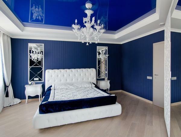 Atšķaidīt zili balta guļamistabu var izmantot grīdas segumu laminātu brūna nokrāsa