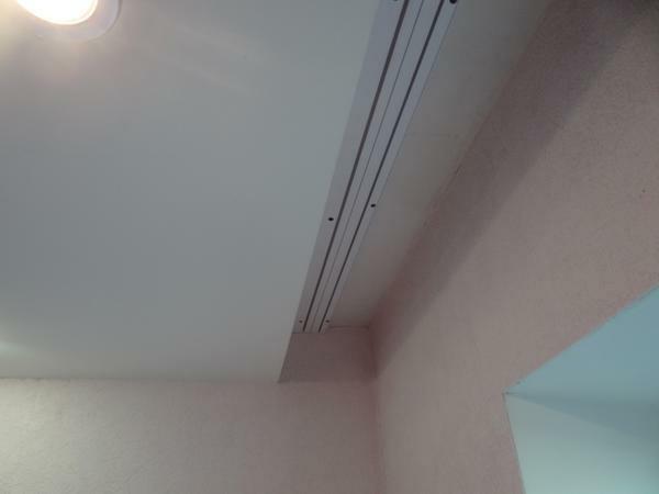 Nicho sob o beiral do teto tensão é quase invisível, mas muito necessário, porque ele é montado cornice