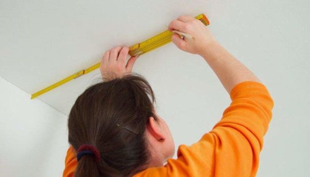 How to glue non-woven wallpaper on the ceiling