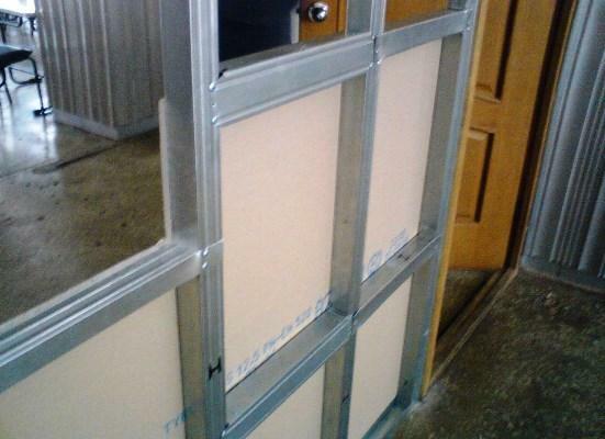 Many prefer to use the device of partitions from the GCR on the metal frame, since it is practical and affordable