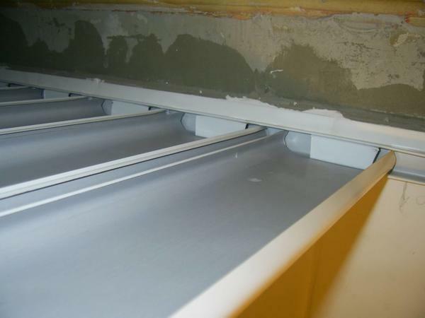 Ved montering rack loftet, er det vigtigt at markere stedet for fastgørelse af bæreskinner, vil dette afhænge af, hvor meget vil være din flad rack loft