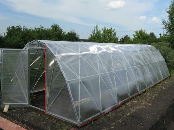 An excellent solution is the finish of a greenhouse made of polycarbonate profile