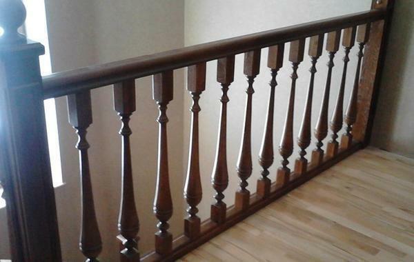 Balusters perform simultaneously as an aesthetic function, and provide security when traveling on the stairs