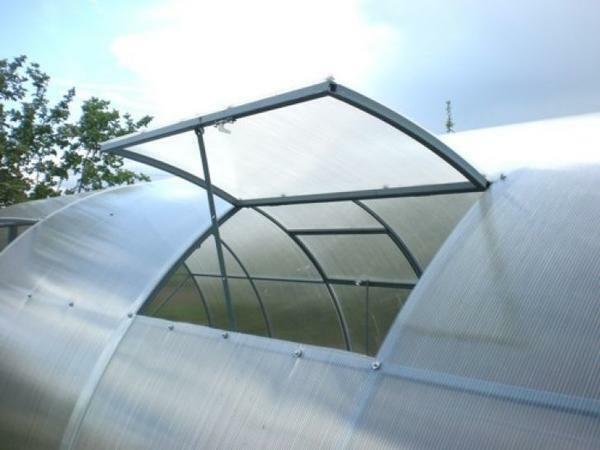 V skleníku sa vyžaduje ventilátor pre nastavenie teploty vo vnútri