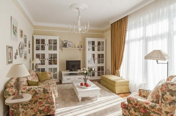 Für das Wohnzimmer warme Farben Terrakotta und Sand zu verwenden, perfekt mit weißen Möbeln und floralen Polstern kombiniert