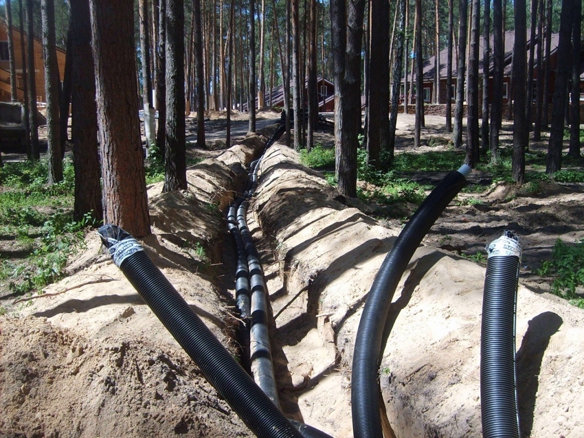 HDPE-leidingen voor het leggen van kabels worden in voorgegraven sleuven gelegd