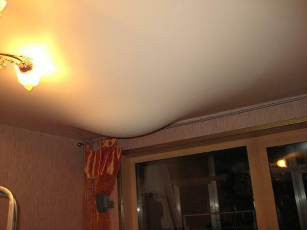 If the fabric stretch ceiling was flooded, it is recommended to call professionals who will assess its condition and take measures to eliminate defects.