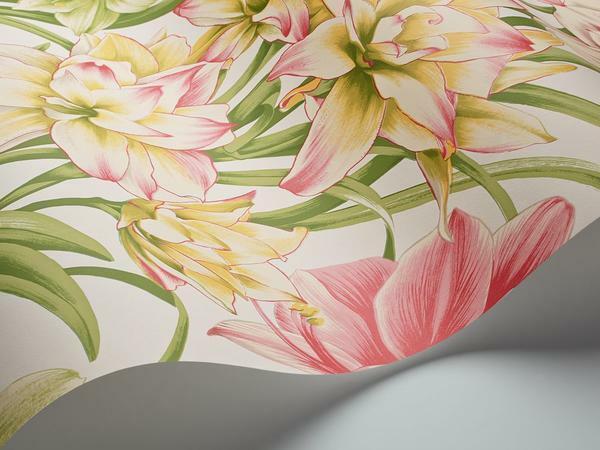 The wallpaper can be made of non-woven fabric, and can only have a non-woven base. In any case, the material makes the wallpaper durable and durable