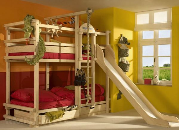 Detská poschodová posteľ so šmýkačkou, určite poteší deti, ale to nie je jednoduchá montáž môže priniesť príliš veľa problémov novicmajster