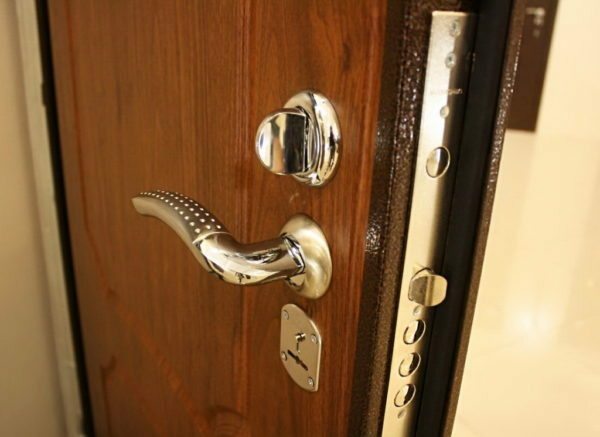 Låsen på døra bør ikke bare vakre, men også pålitelig.