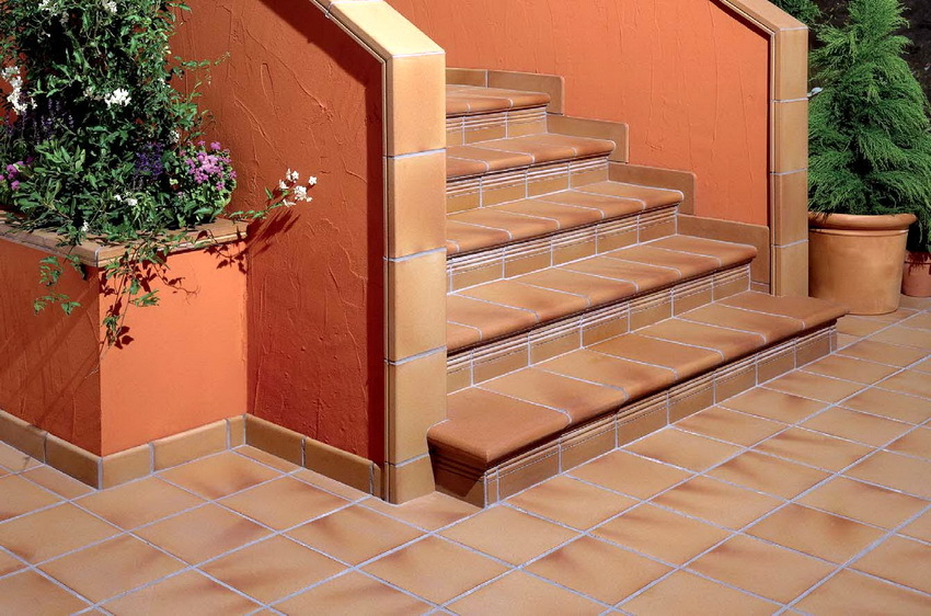 Facing ceramic tiles steps is practical, comfortable and simply beautiful
