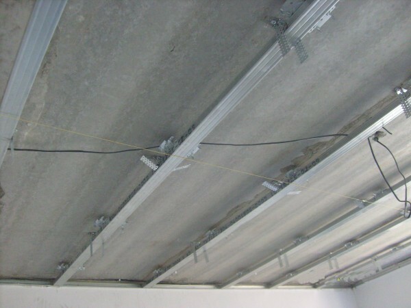 Okvir za glatke strop rastegnut na kontrolu nit.