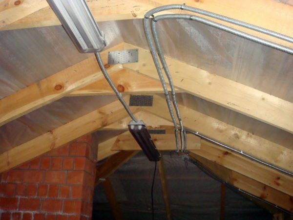 Mounting attic wiring is formed in the corrugated stainless pipe.