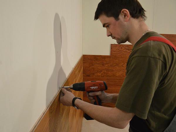 Installer des panneaux de plâtre sur le mur peut indépendamment, le plus important - Obtenir tous les matériaux et les outils nécessaires pour le travail