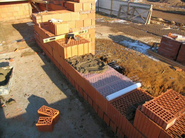 The combination of strength and a small volumetric weight of the material can be used for single-row masonry