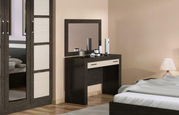 Oblačenje tabel v spalnici: foto kotiček, obliko in velikost, komodo in omaro IKEA, proizvodno Moskva območje