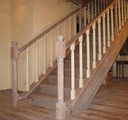 Bowstring für Treppen kann es aus verschiedenen Materialien wie Metall oder Holz gefertigt sein