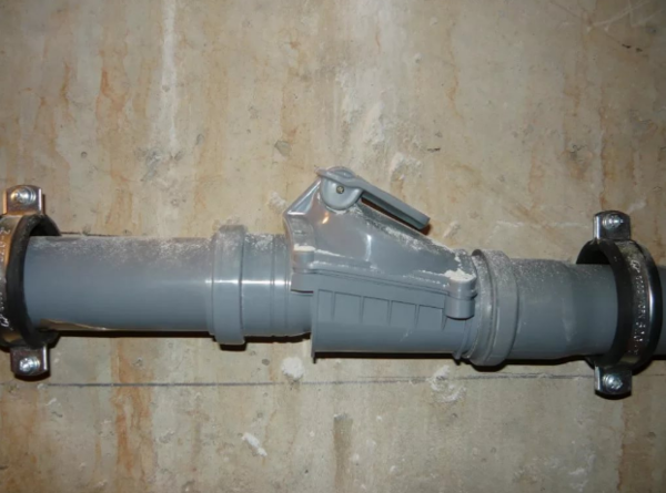 Výber spätný ventil pre odtok vody, by mali venovať pozornosť spôsobu inštalácie