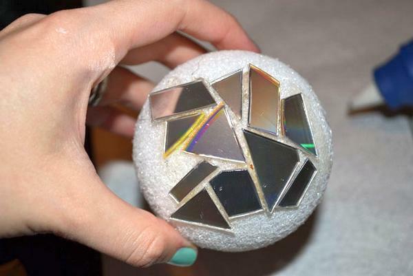Vytapetovaný se starým CD kousky míče pro topiary, že je možné se dostat elegantní Nový rok hračka nebo interiér disko koulí( v závislosti na velikosti koule)
